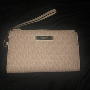 Micheal Kors Clutch